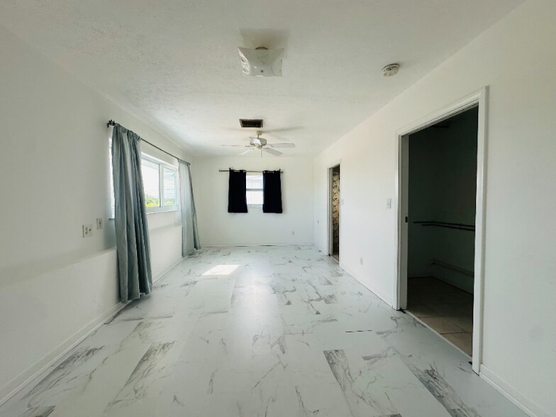 Building Photo - 486 Airport Dr S