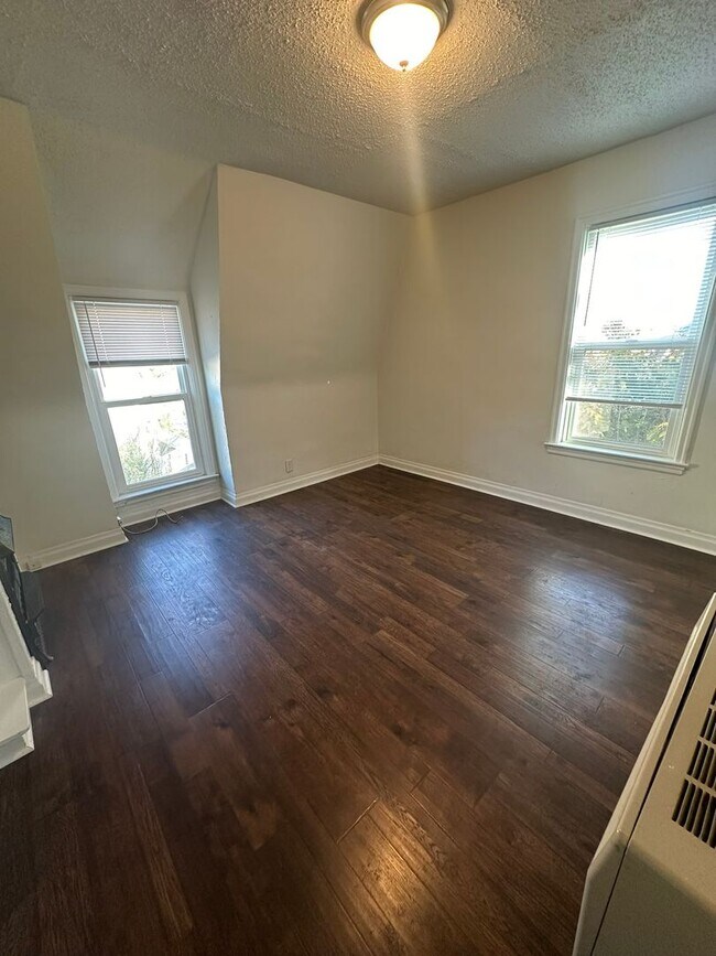 Building Photo - 113 N 6th St