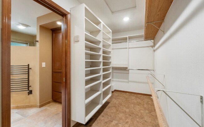 Building Photo - 11618 Jennifer Ct E
