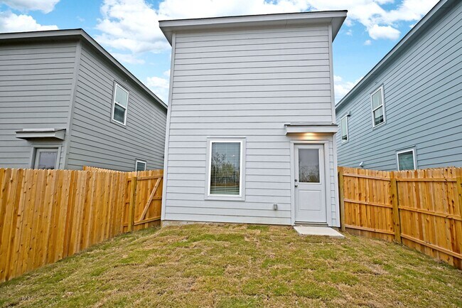 Building Photo - 12105 Floral Blossom