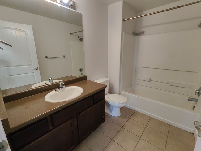 Building Photo - Charming 3-Bed, 2-Bath Condo - Two Weeks F...