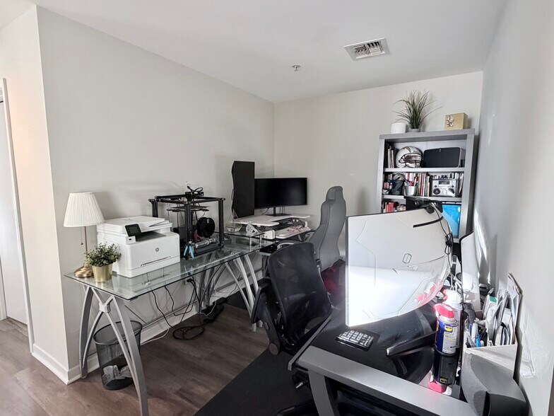 Additional separate office space for WFH or extra space for you - 1150 J St
