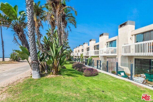 Building Photo - 7301 Vista Del Mar