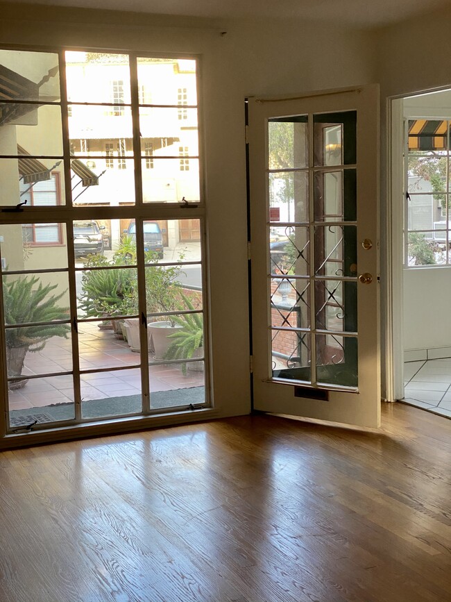 Living room - 1931 Palmerston Pl