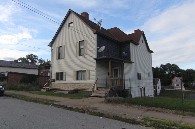 Building Photo - 448 5th St