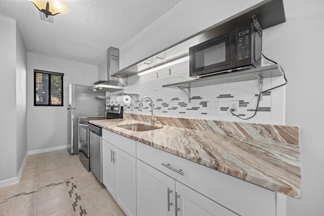 Building Photo - Charming 2-Bedroom Condo Near the Beach