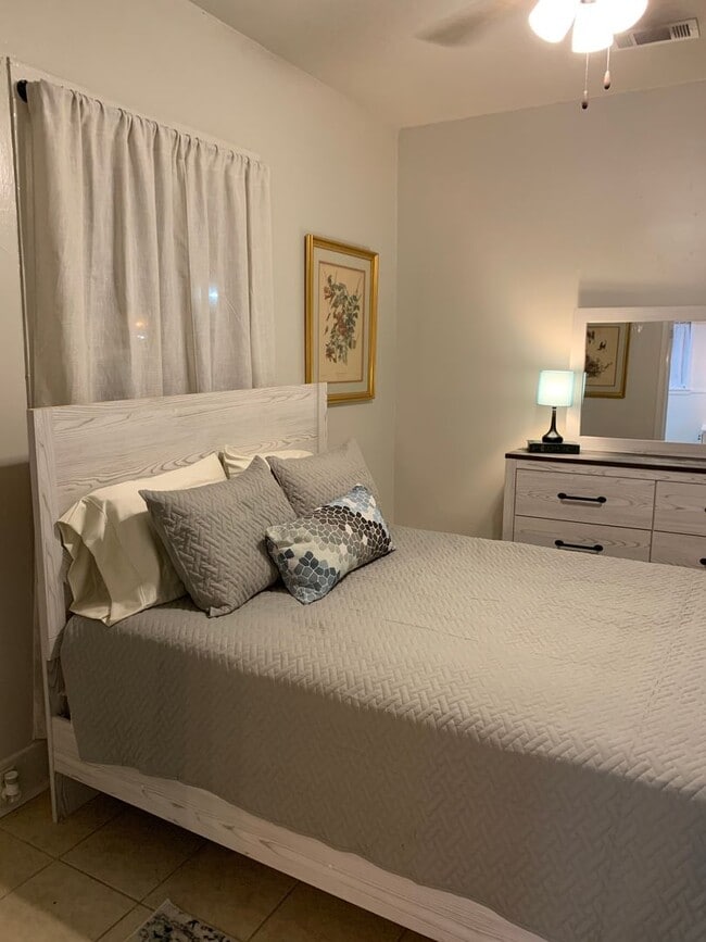 Building Photo - MOVE IN SPECIAL 3BR 2BA HOUSE Capital Heig...