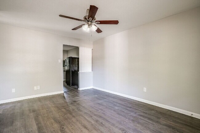 Building Photo - Cozy 2-Bed Duplex Available for Immediate ...
