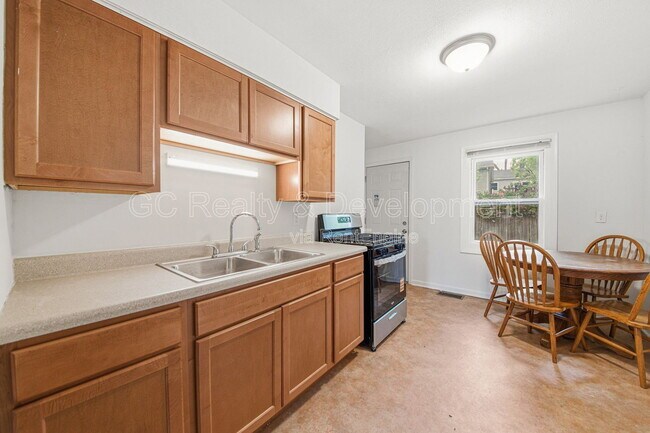 Building Photo - 907- 913 3rd Street