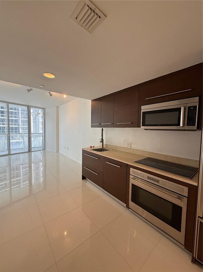 Building Photo - 495 Brickell Ave