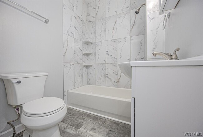 Building Photo - 1204 Niagara St