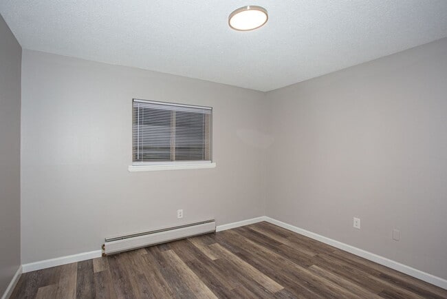 Building Photo - 2 Bed 1 Bath On Bus Route - Heat Included