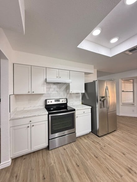 Building Photo - 209 High Oak