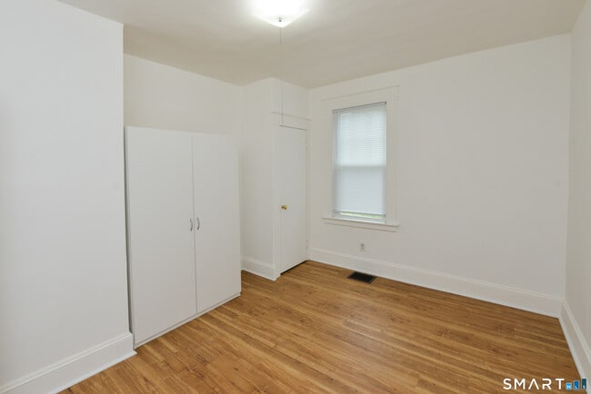 Building Photo - 390 Clinton St
