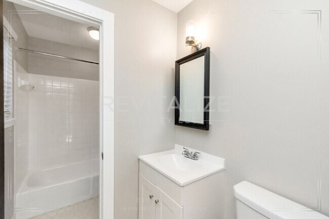 Building Photo - Charming 2/1.5 Apartment in Midtown!