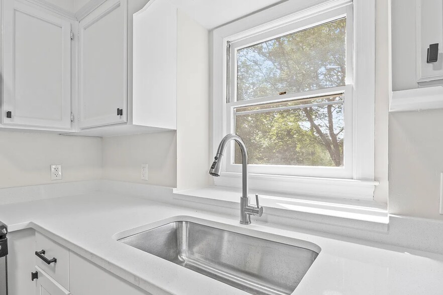 Building Photo - 623 Elmwood Ct