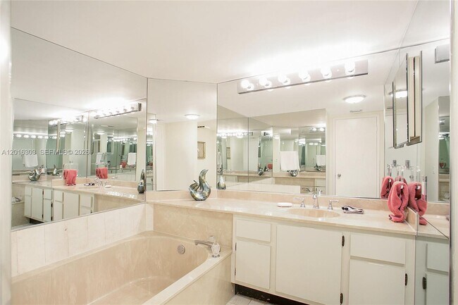 Building Photo - 1717 N Bayshore Dr