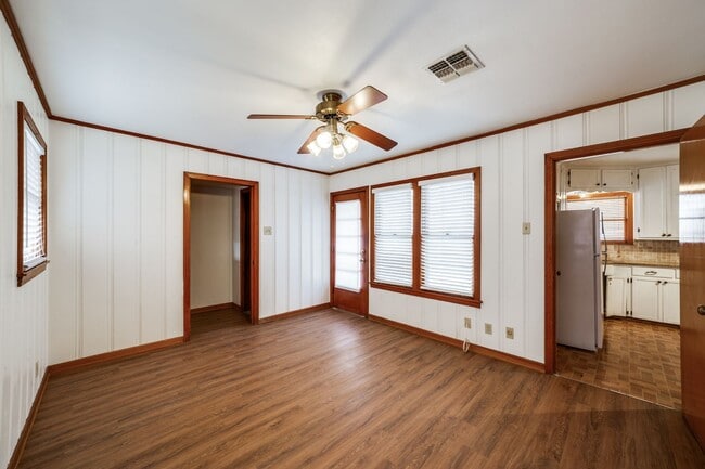 Building Photo - BEAUTIFUL MID-CENTURY HOME IN DELLVIEW