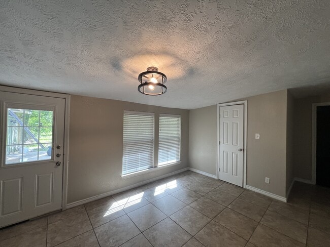 Building Photo - 605 Highlands St