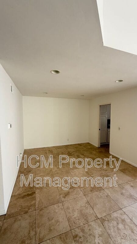Building Photo - 13 Navarre