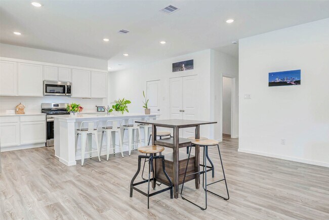 Building Photo - 27210 Woodridge Gln Dr