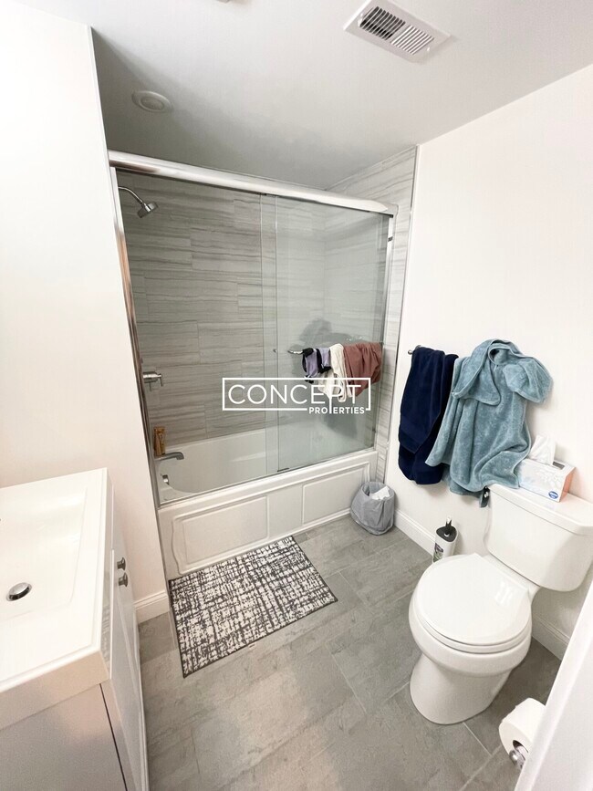 Building Photo - 2017 Commonwealth Ave