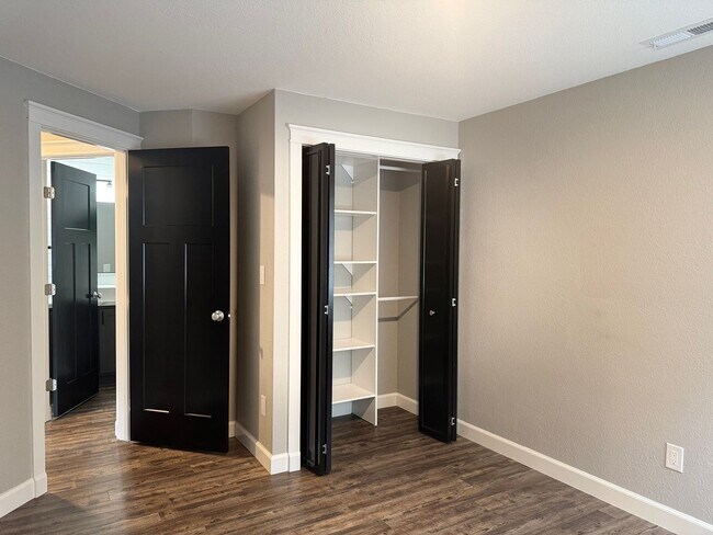 Building Photo - Beautifully Upgraded 3-Bedroom Home on a S...