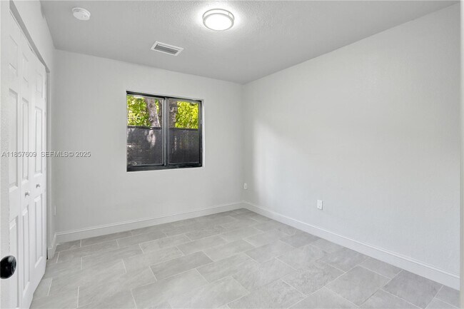 Building Photo - 861 NW 6th Ave