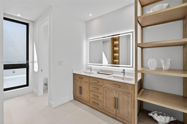 Building Photo - 620 Solar Isle Dr