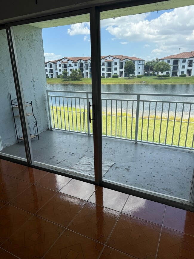 Building Photo - 9373 Fontainebleau Blvd