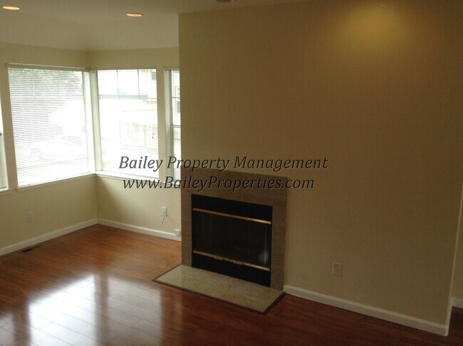 Building Photo - Gorgeous Santa Cruz Home!! 3bed/2.5 bath