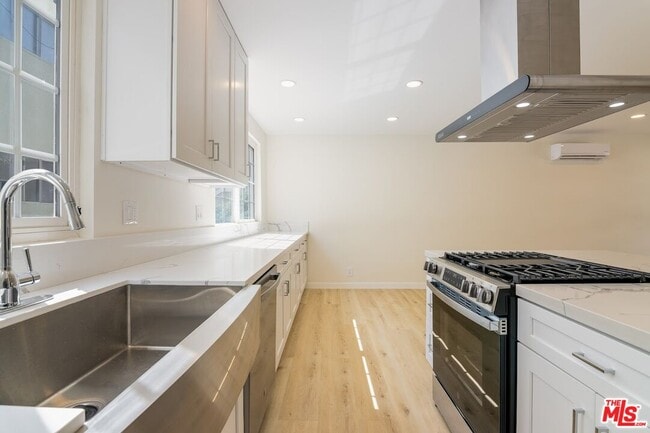 Building Photo - 835 S Sherbourne Dr