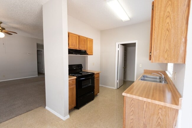 Building Photo - GREAT 2-STORY FLOOR PLAN W/COUNTRY STYLE FRONT PORCH*MASTER BEDROOM DOWN*1.5 CAR GARAGE*SPACIOUS ...