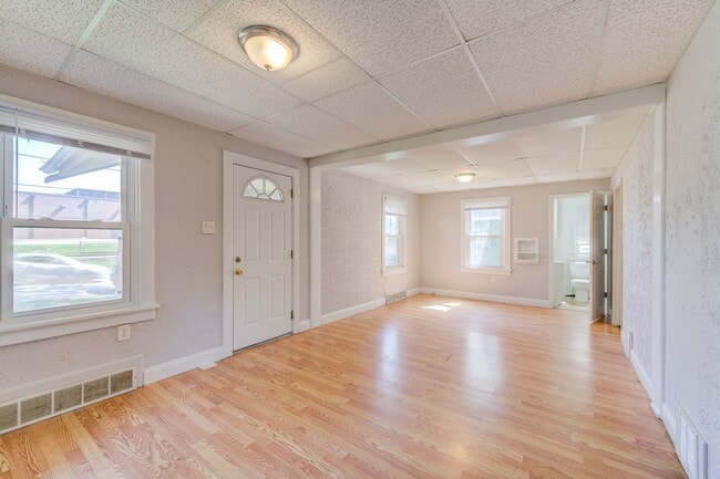 Building Photo - 1 Bedroom house in University City!