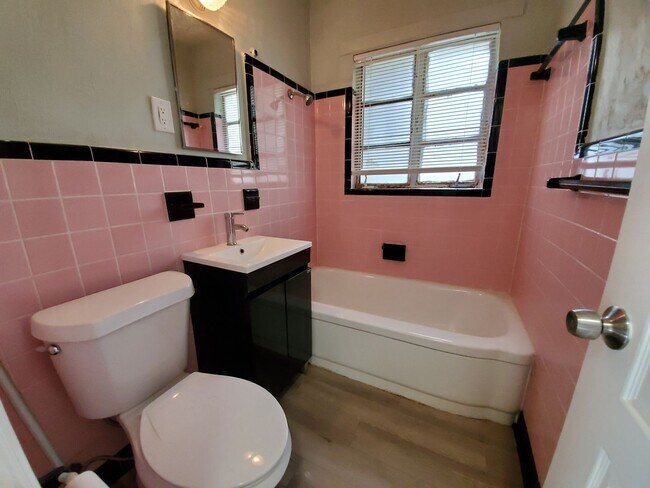 Building Photo - 3 bed / 2 bath Annual Rental Home in Brade...