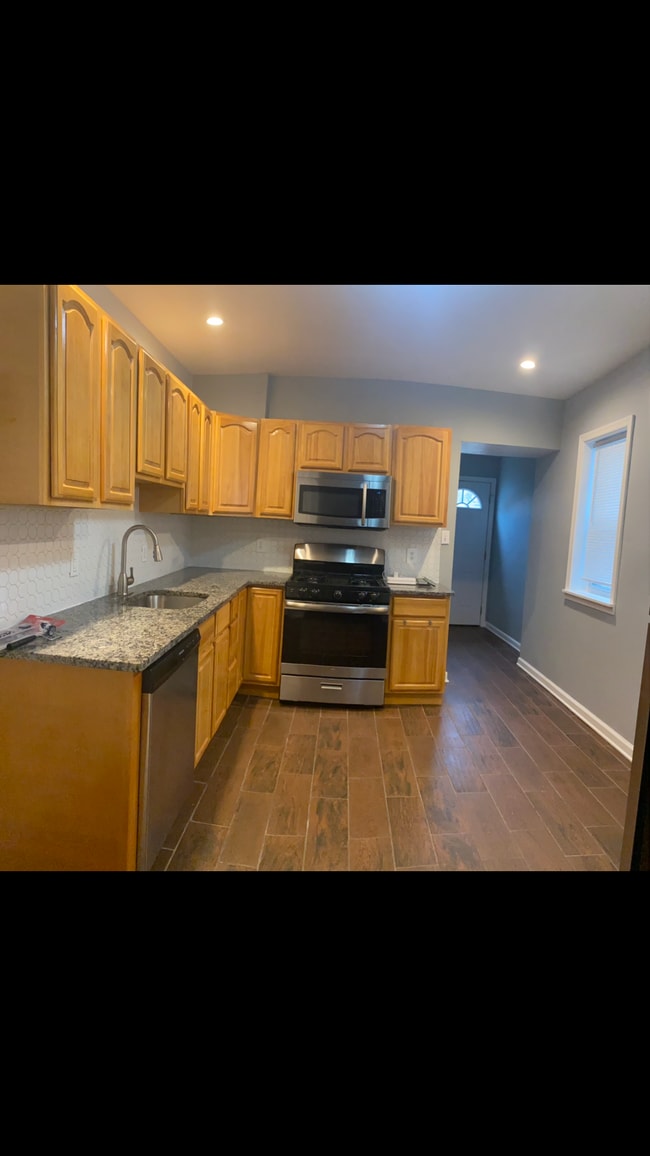 Building Photo - 4030 Poplar St
