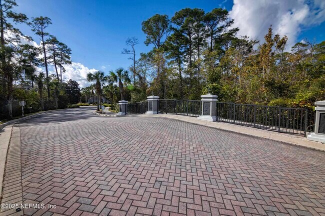 Building Photo - 305 N Villa San Marco Dr