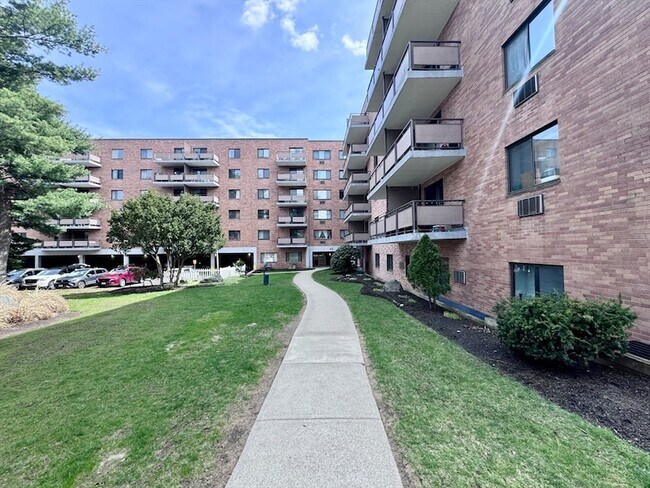 Building Photo - 60 Pleasant St