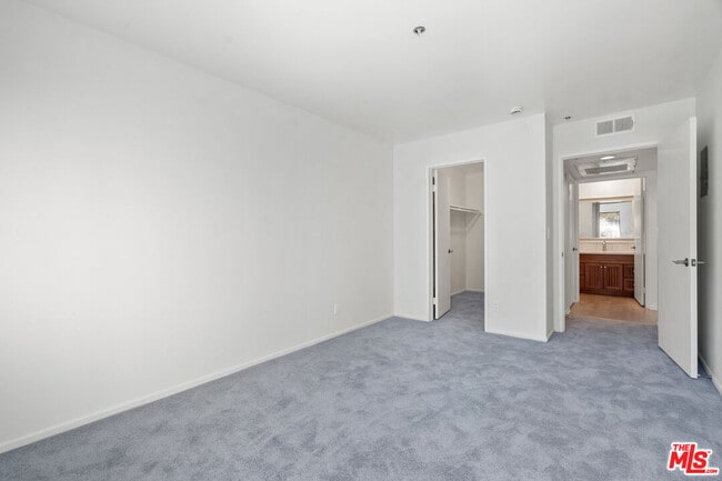 Building Photo - 501 Palisades Dr