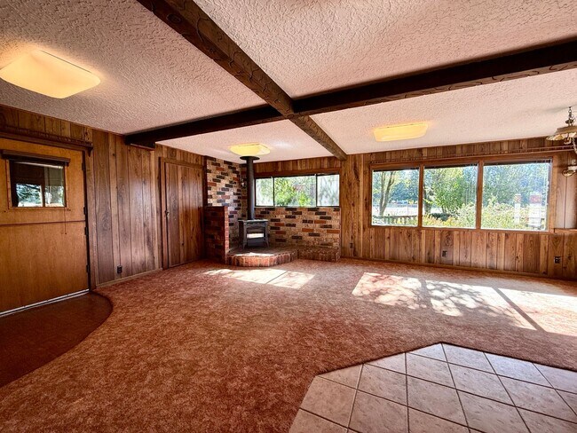 Building Photo - **50% OFF FIRST MONTH'S RENT** Country Liv...