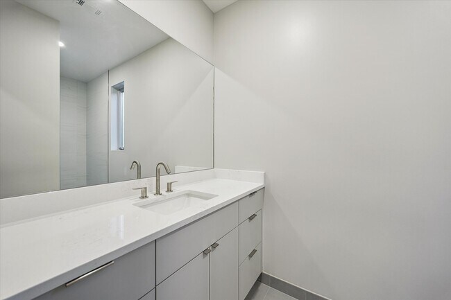 Building Photo - 2129 Quenby St