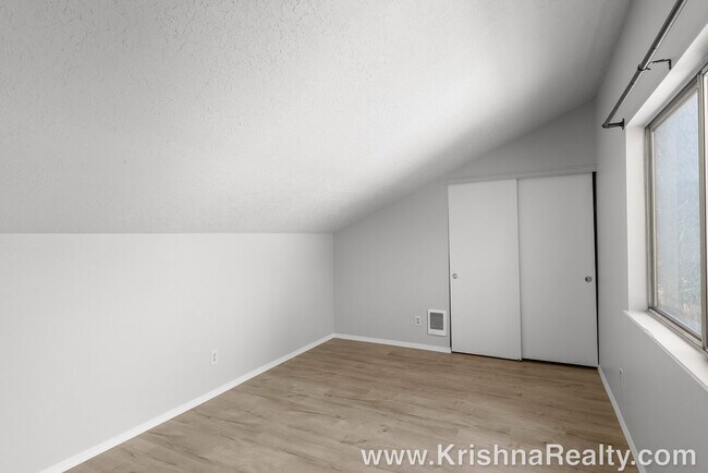 Building Photo - Charming 3 Bedroom | 2 Bathroom Duplex | Private Backyard | Near Washington Square Mall