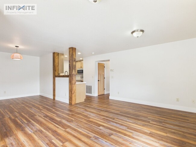 Building Photo - Updated 2 Bedroom in Belgrade