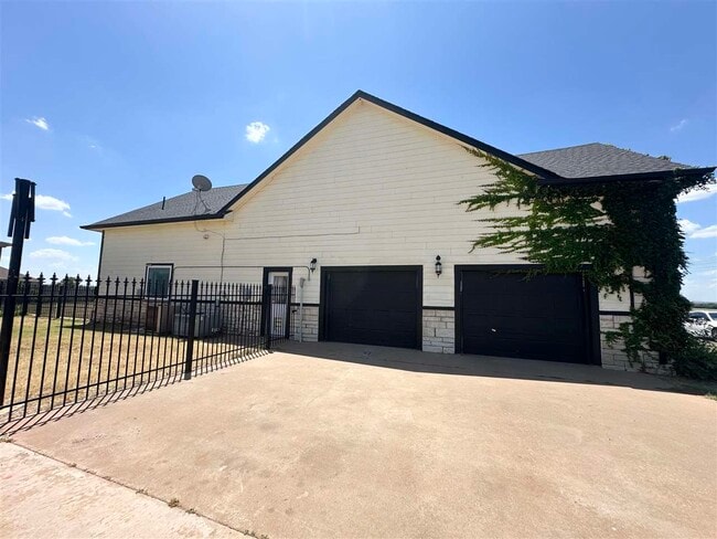 Building Photo - 6935 NE Watts Rd