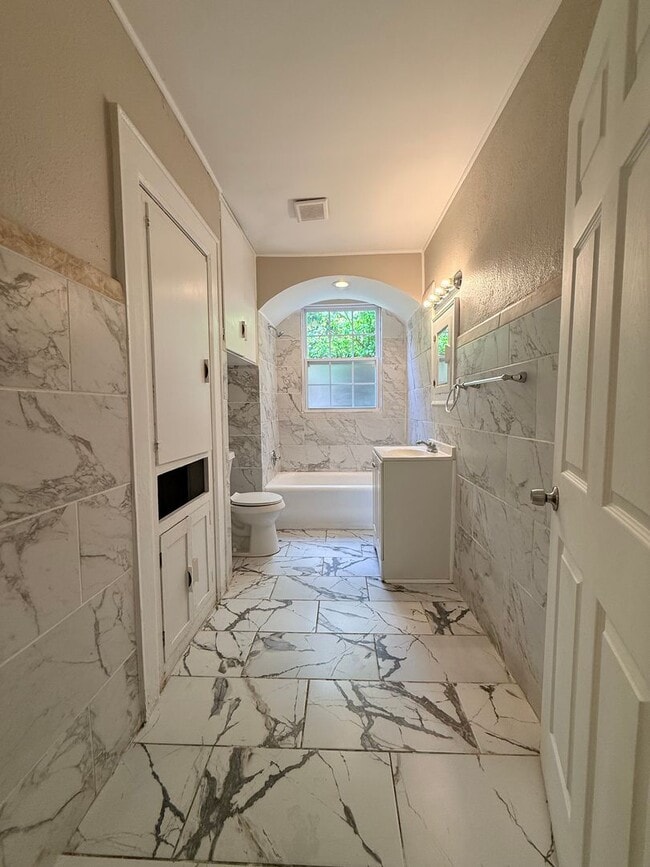 Building Photo - For Rent- 3 Bedrooms, 1 bath