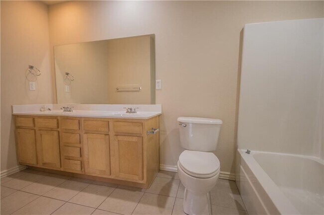 Building Photo - 912 Oakwood Ln