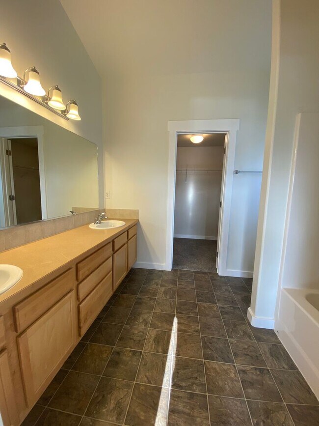 Building Photo - Beautiful 4-bedroom 2.5 bath home located ...