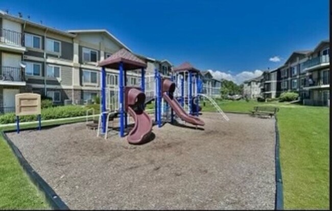 Building Photo - Great 3 Bed 2 Bath Sandy Condo!!