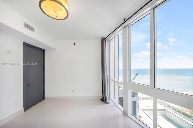 Building Photo - 16001 Collins Ave