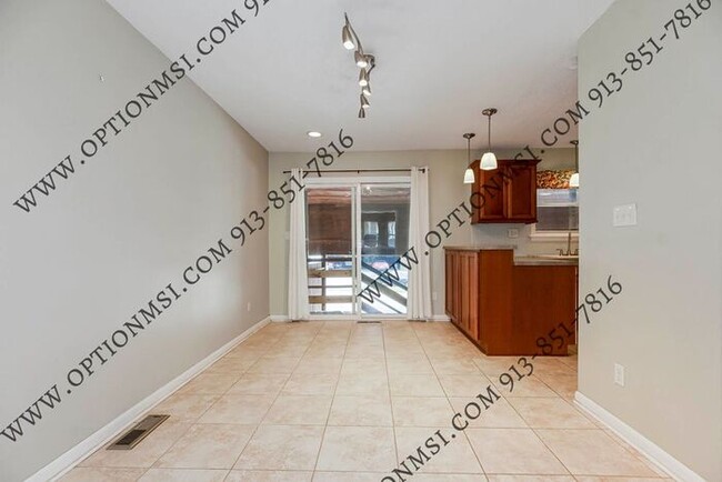 Building Photo - Spacious Townhome!